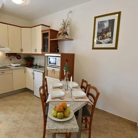 Klimatisierte In Tar Mit Grill, Gemeinschaftlichem Pool Und Garten * Porec
