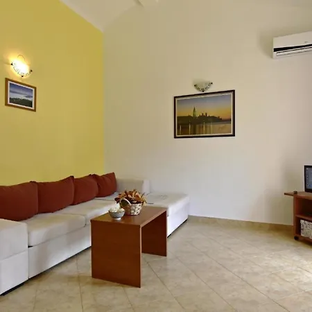 Klimatisierte In Tar Mit Grill, Gemeinschaftlichem Pool Und Garten Apartment Porec
