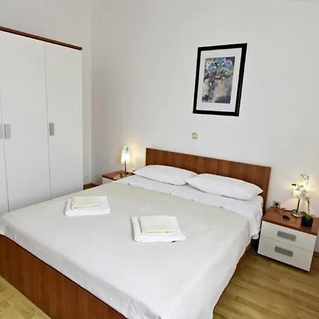 Klimatisierte In Tar Mit Grill, Gemeinschaftlichem Pool Und Garten Apartment *