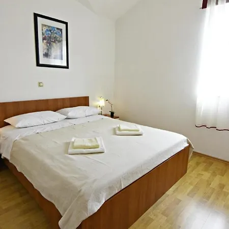 Apartment Klimatisierte In Tar Mit Grill, Gemeinschaftlichem Pool Und Garten Porec