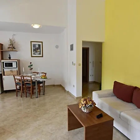 Klimatisierte In Tar Mit Grill, Gemeinschaftlichem Pool Und Garten * Porec