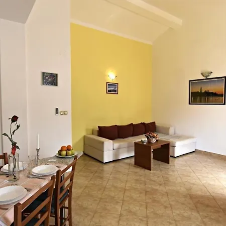 Klimatisierte In Tar Mit Grill, Gemeinschaftlichem Pool Und Garten Apartment